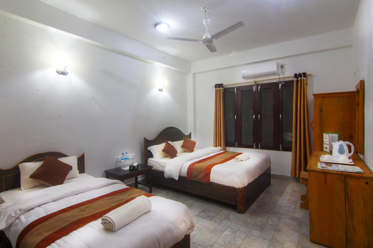 Hotel Chitwan Park Village Sauraha Exteriör bild