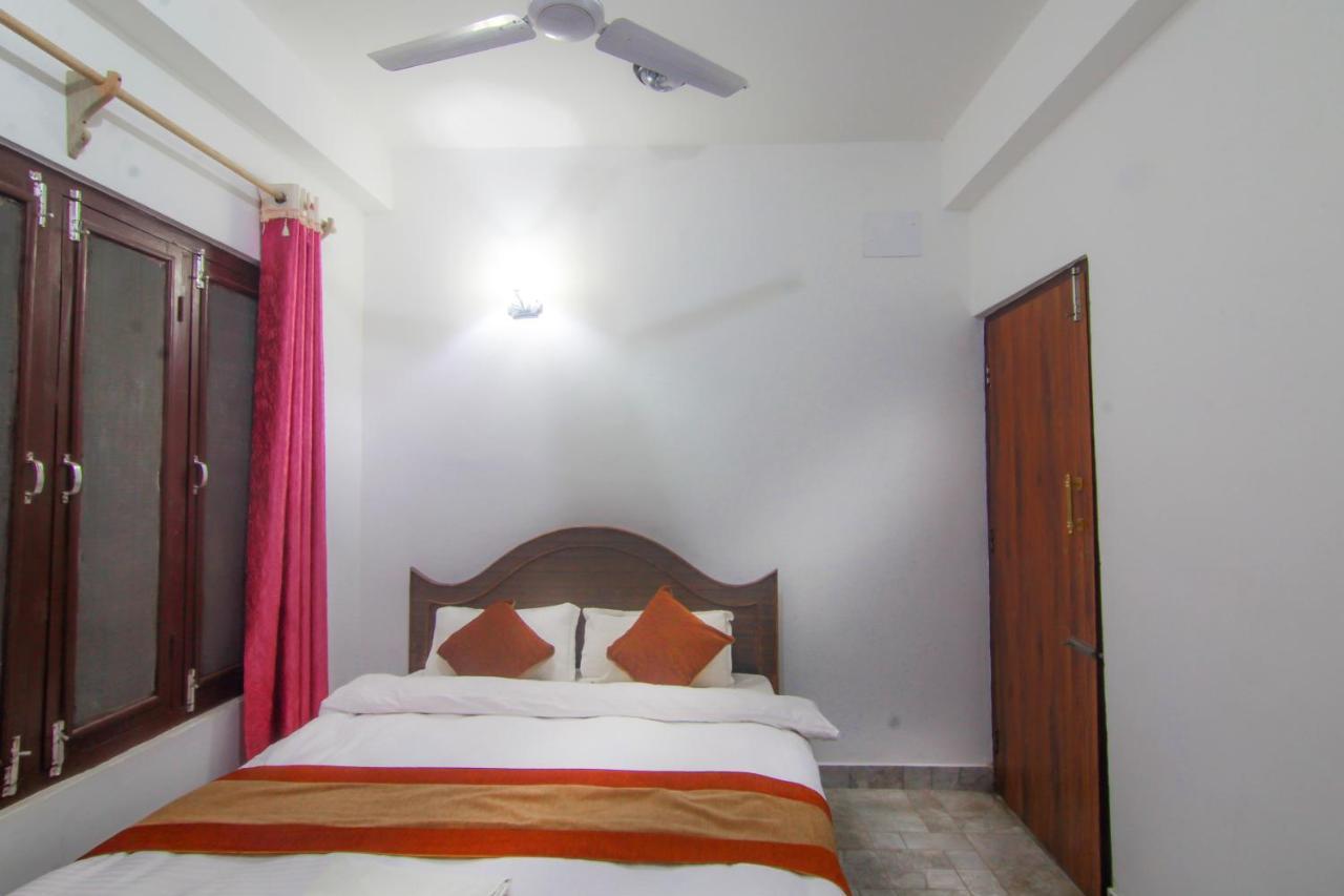 Hotel Chitwan Park Village Sauraha Exteriör bild