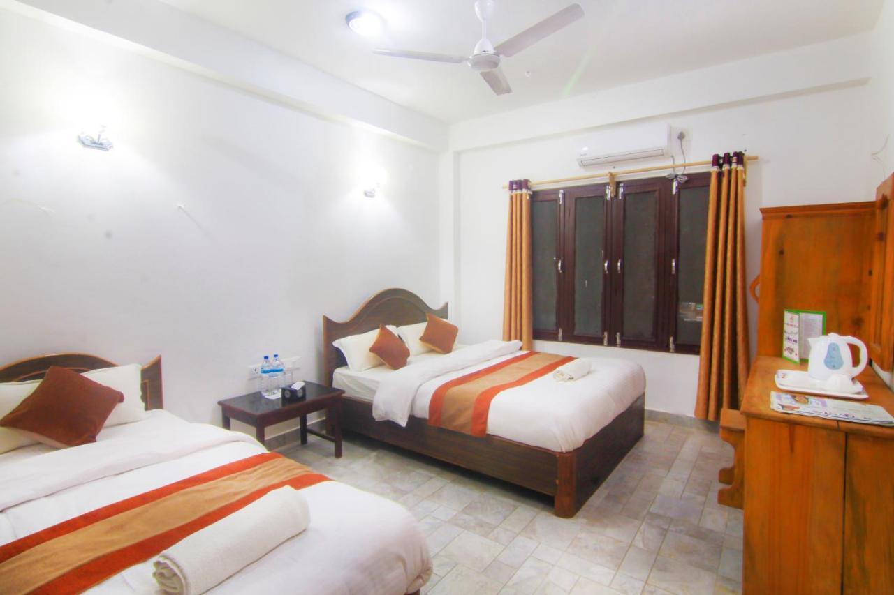 Hotel Chitwan Park Village Sauraha Exteriör bild