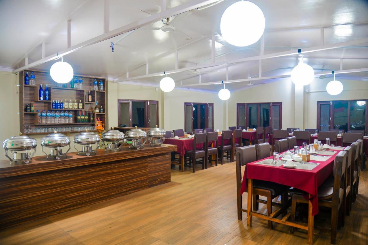 Hotel Chitwan Park Village Sauraha Exteriör bild