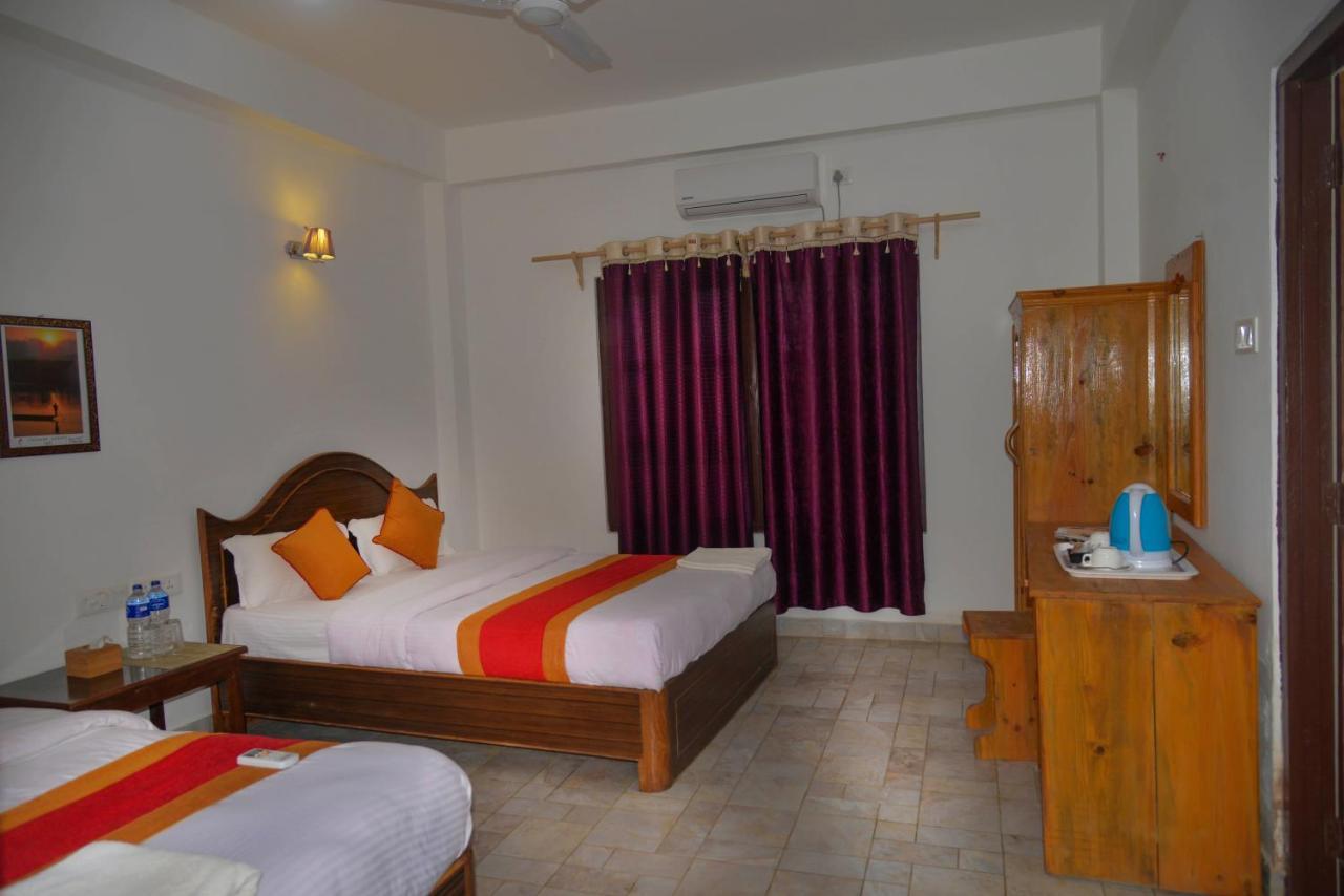 Hotel Chitwan Park Village Sauraha Exteriör bild