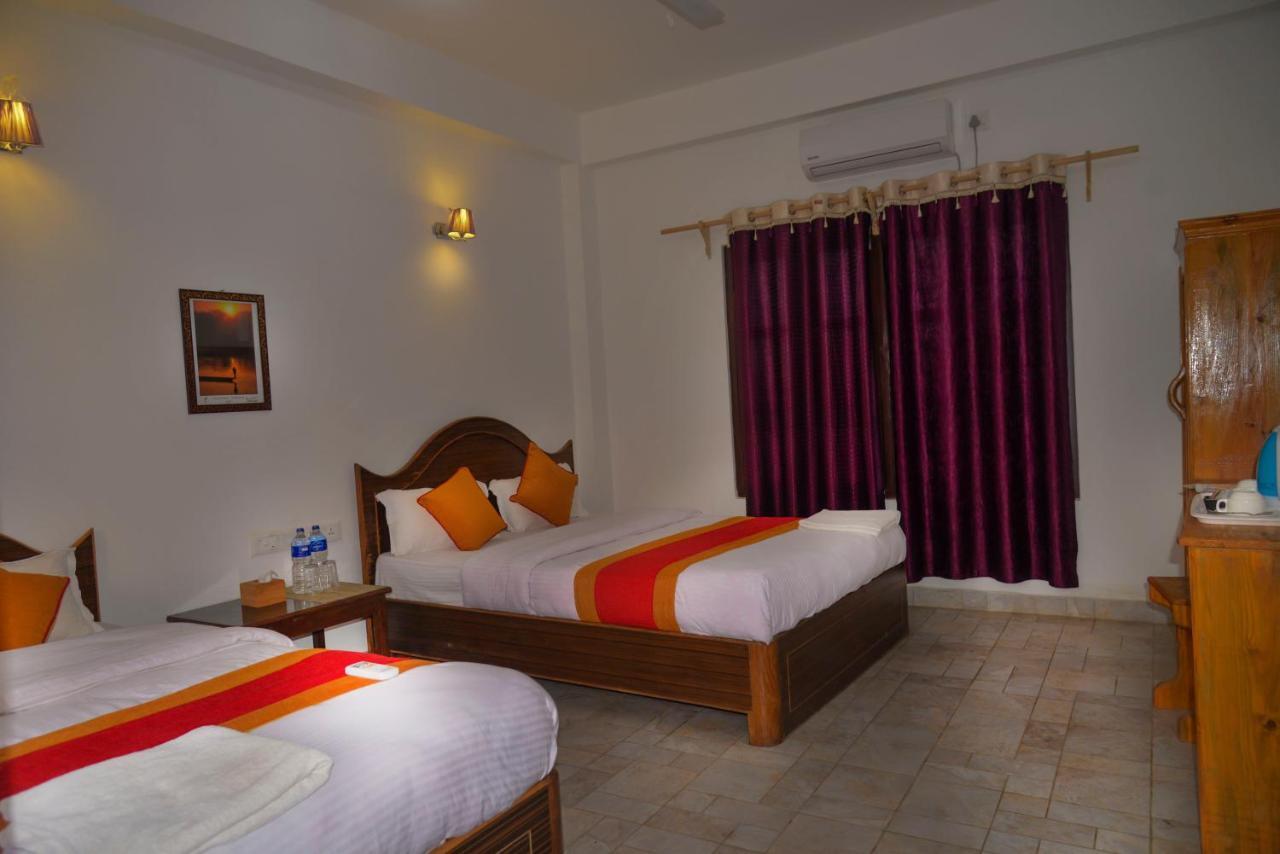 Hotel Chitwan Park Village Sauraha Exteriör bild
