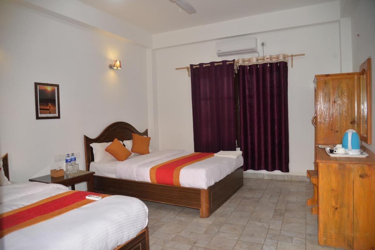 Hotel Chitwan Park Village Sauraha Exteriör bild