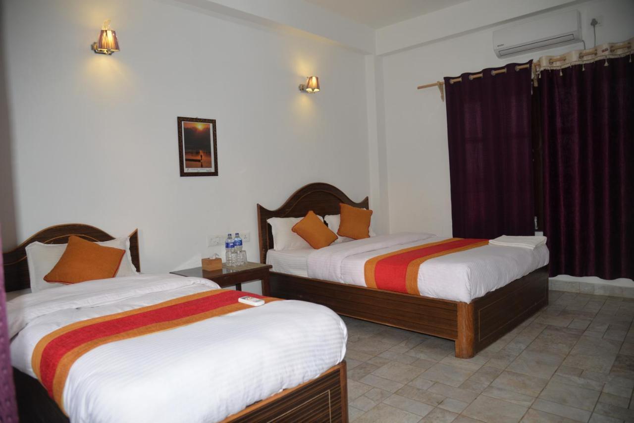 Hotel Chitwan Park Village Sauraha Exteriör bild